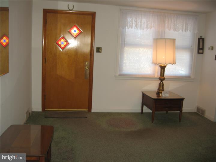 5335 Cottage Street Philadelphia, PA 19124 - Photo 4 of 22 Living Room