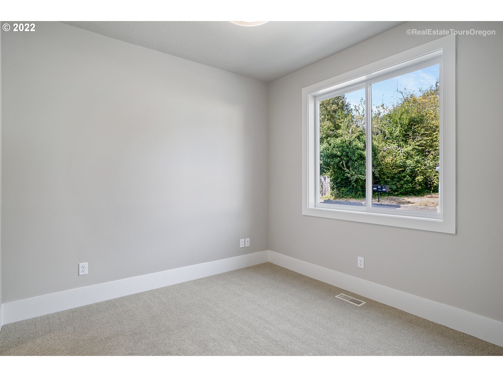 7048 Southwest Raz Court Portland, OR 97223 - Photo 14 of 28 Gallery Image 14