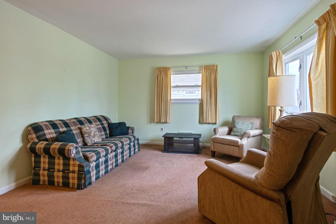 6111 Deerbrook Road Baltimore, MD 21228 - Photo 4 of 41