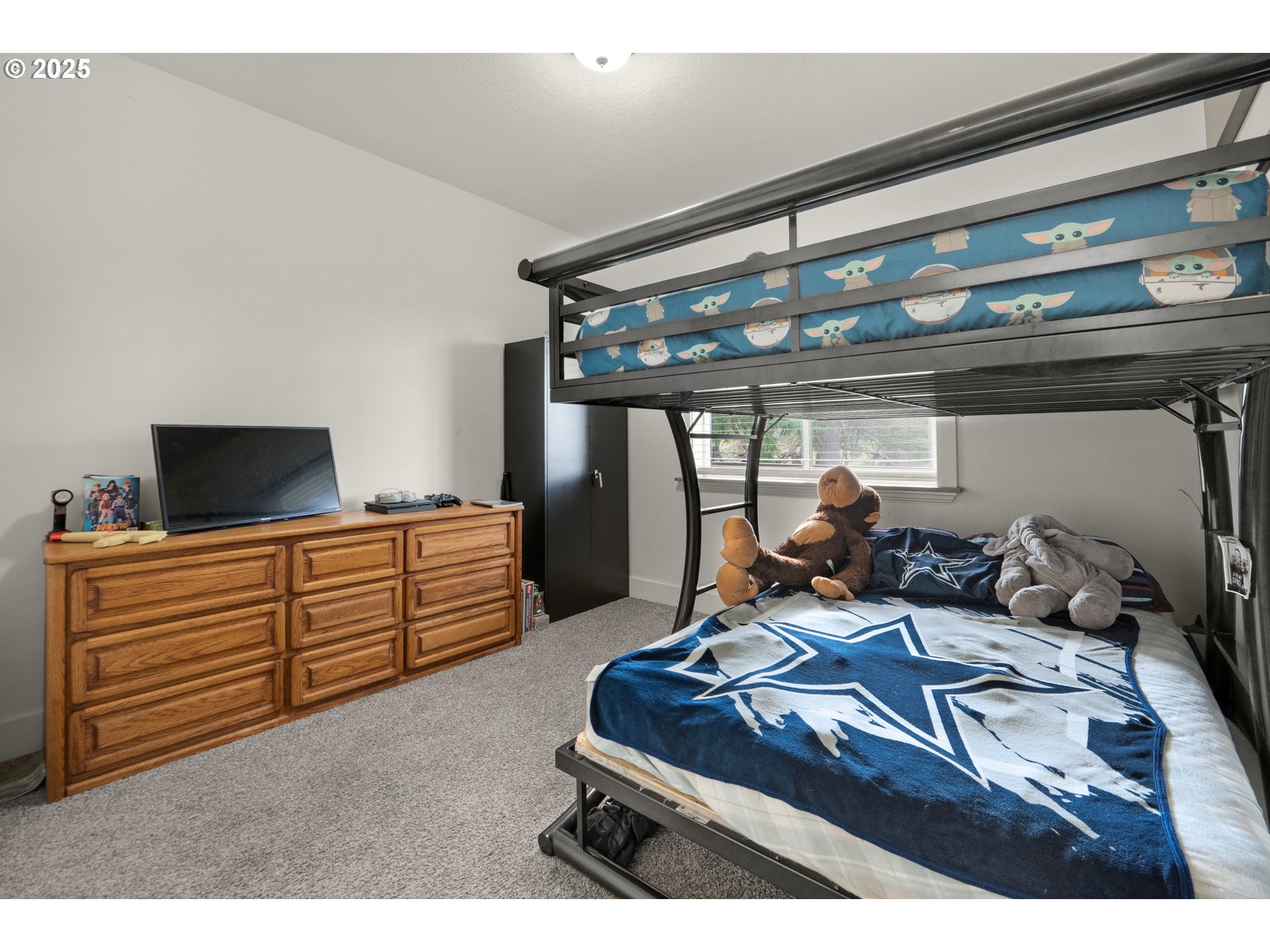 2344 Royal View Drive Seaside, OR 97138 - Photo 34 of 38 a room with furniture and a flat screen tv