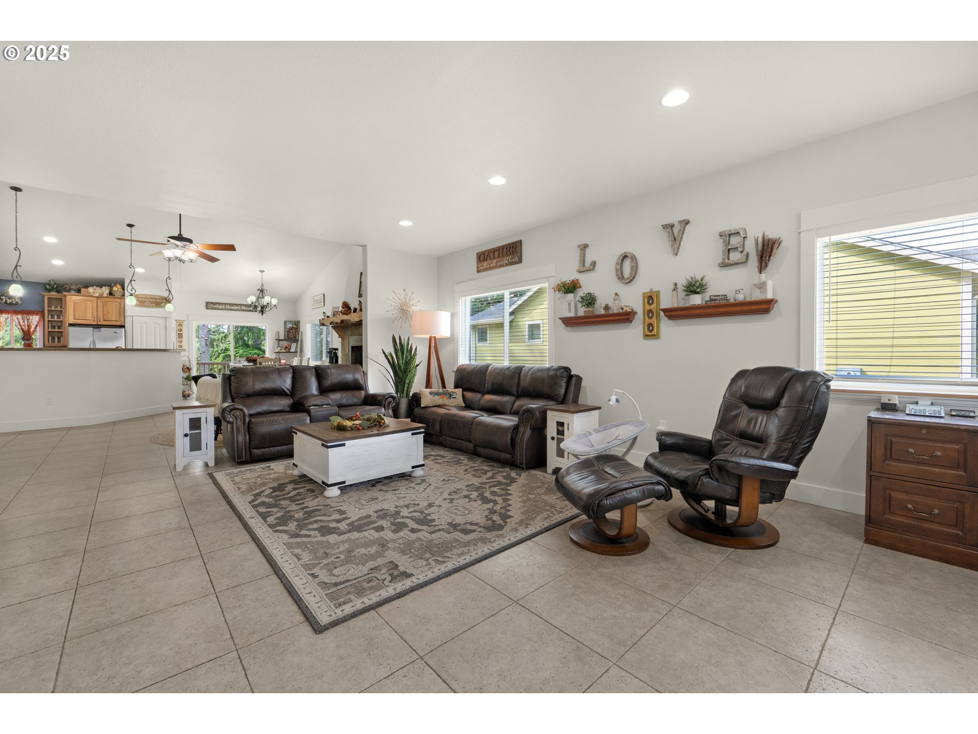 2344 Royal View Drive Seaside, OR 97138 - Photo 5 of 38 a living room with furniture