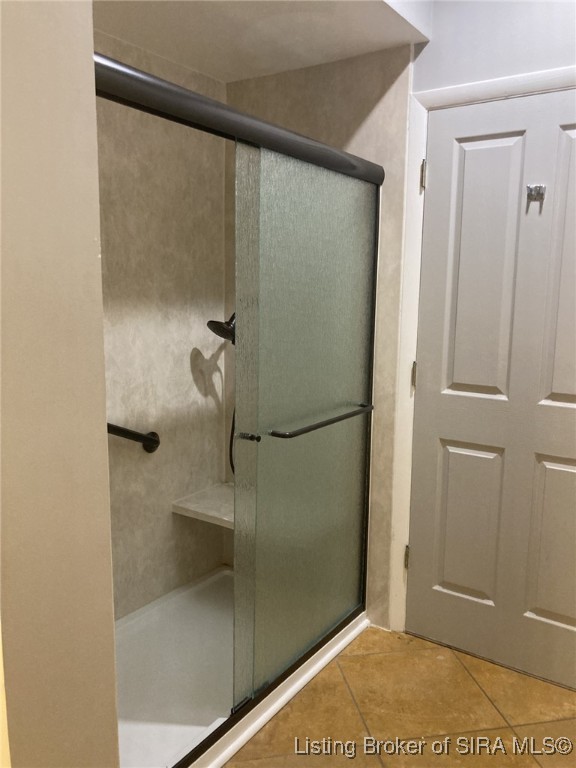 1 Riverpointe Plaza, Unit 1105 Jeffersonville, IN 47130 - Photo 17 of 44 Primary Shower with seat and double shower heads