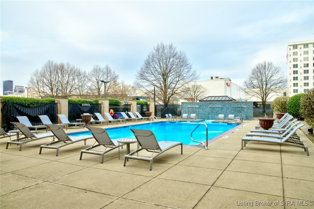 1 Riverpointe Plaza, Unit 1105 Jeffersonville, IN 47130 - Photo 26 of 44 outdoor pool