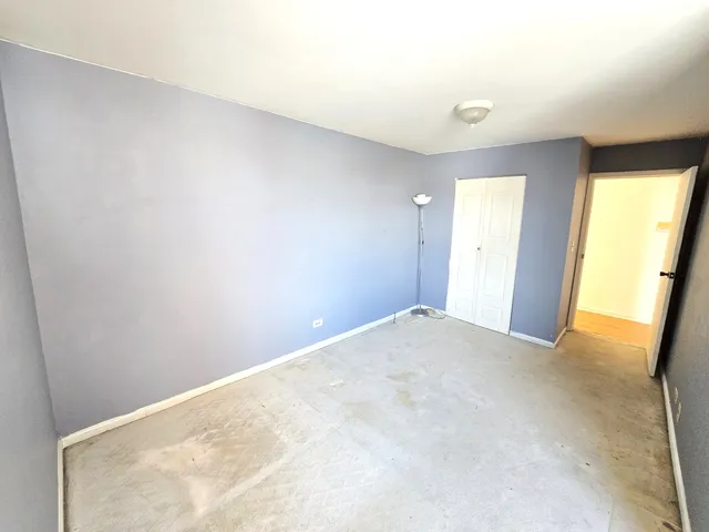 a view of a big room with closet and mirror