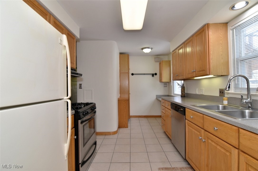1491 Edgefield Road Cleveland, OH 44124 - Photo 15 of 41