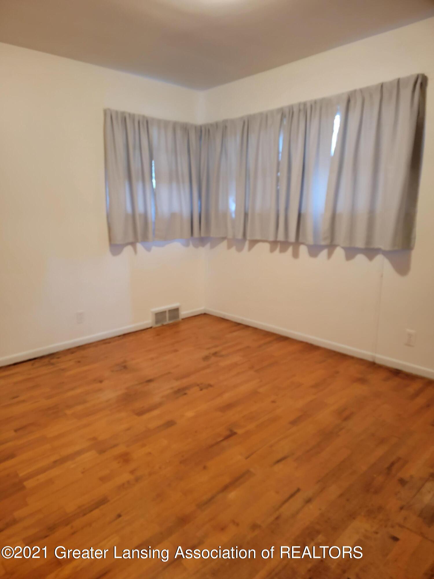 2901 South Cambridge Road Lansing, MI 48911 - Photo 22 of 44 20210920_142932
