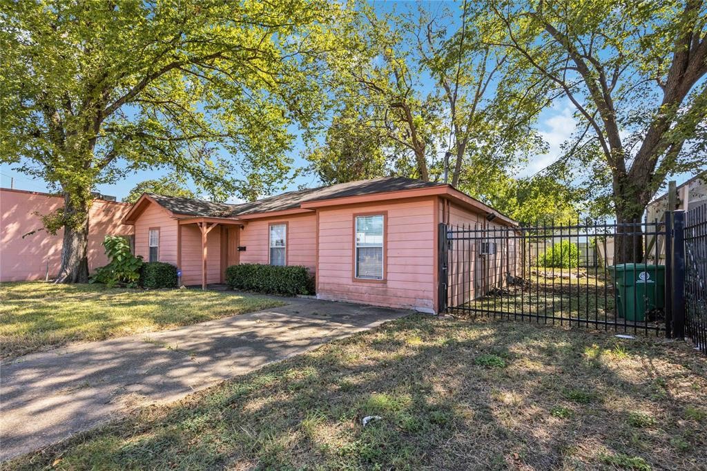 609 West Parker Road Houston, TX 77091 - Photo 2 of 7 a view of a yard in front of a house with a large tree