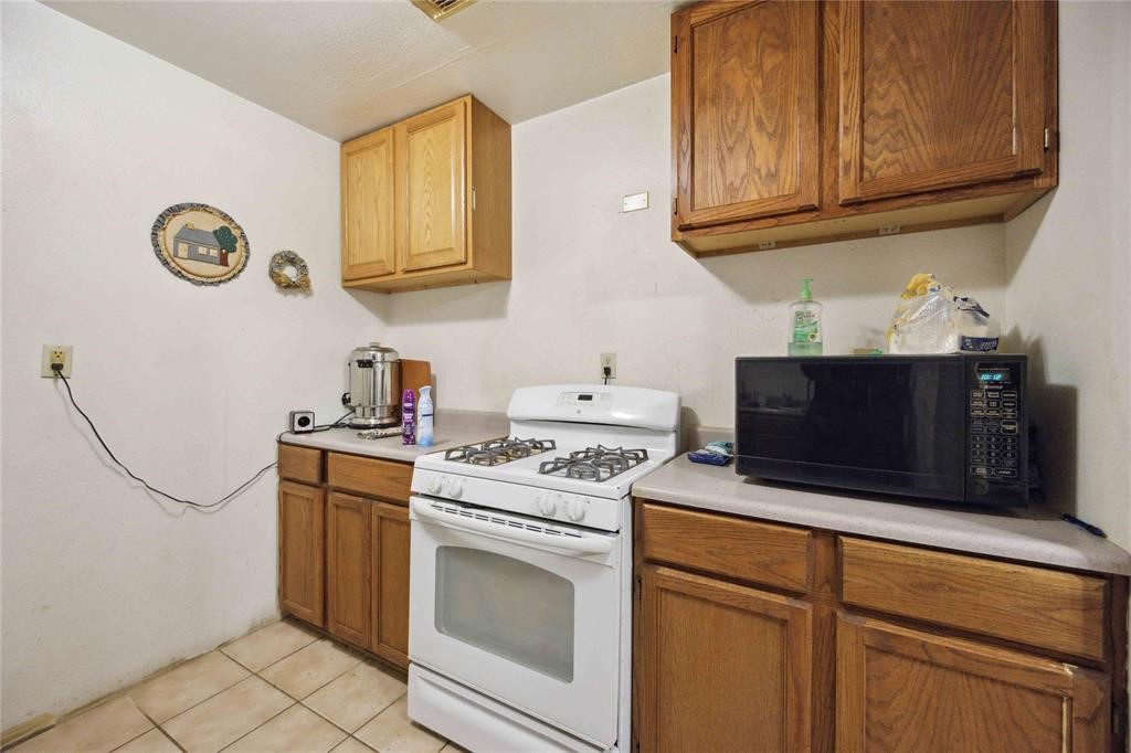 609 West Parker Road Houston, TX 77091 - Photo 4 of 7 a view of a kitchen with washer and dryer