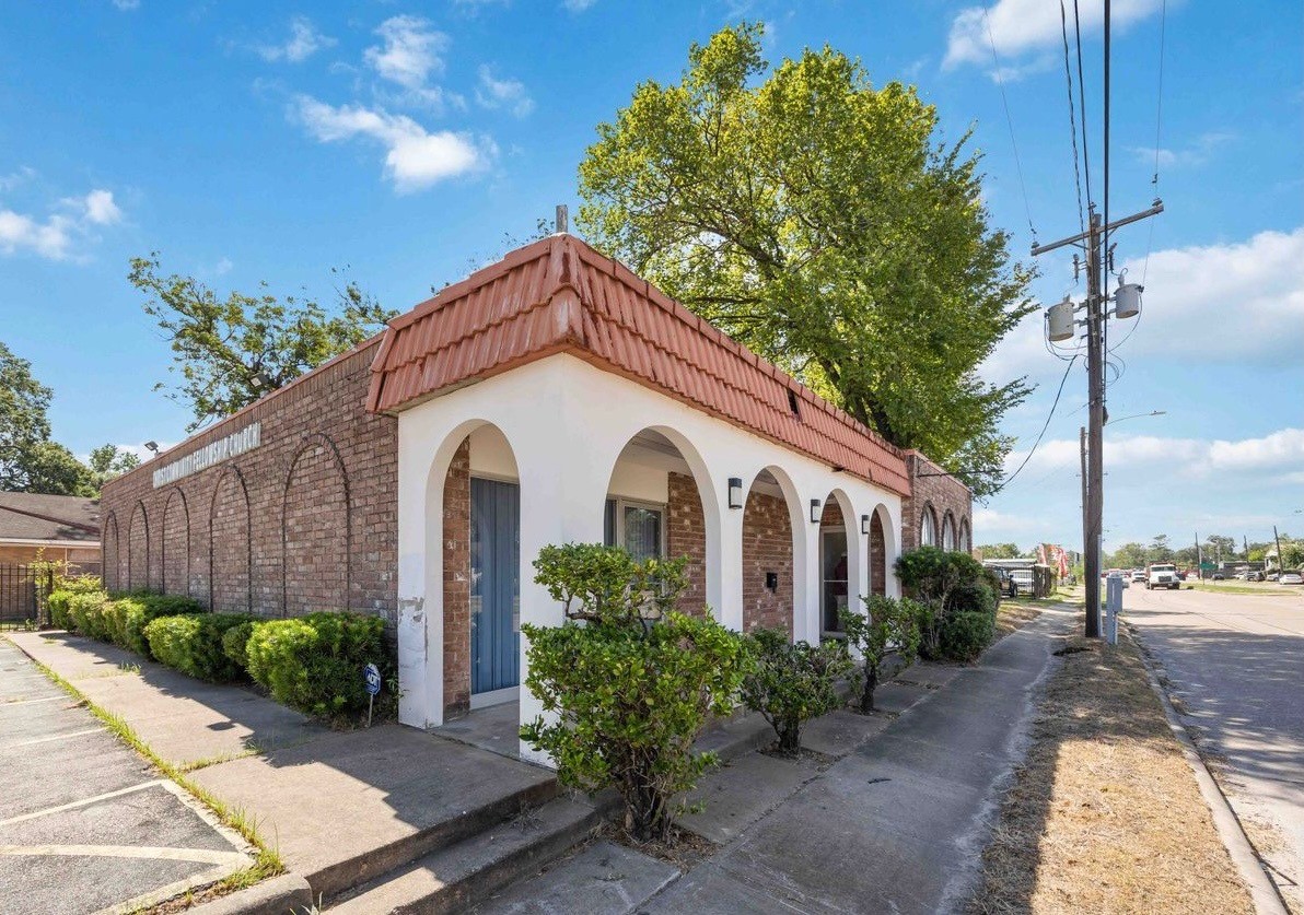 609 West Parker Road Houston, TX 77091 - Photo 6 of 7 a front view of a house with garden