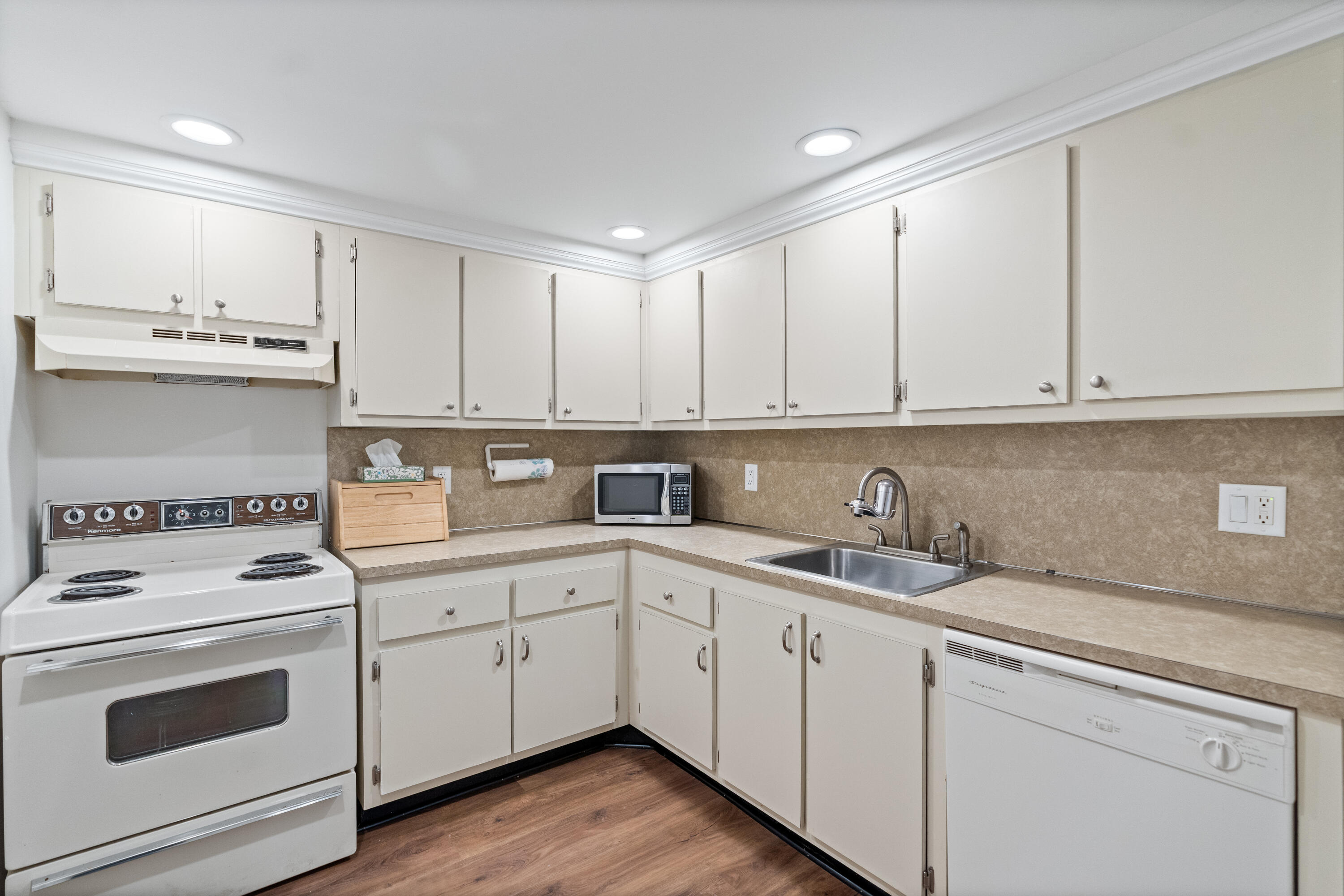6195 Rock Island Road, Unit 302 Tamarac, FL 33319 - Photo 4 of 21 DSC09338