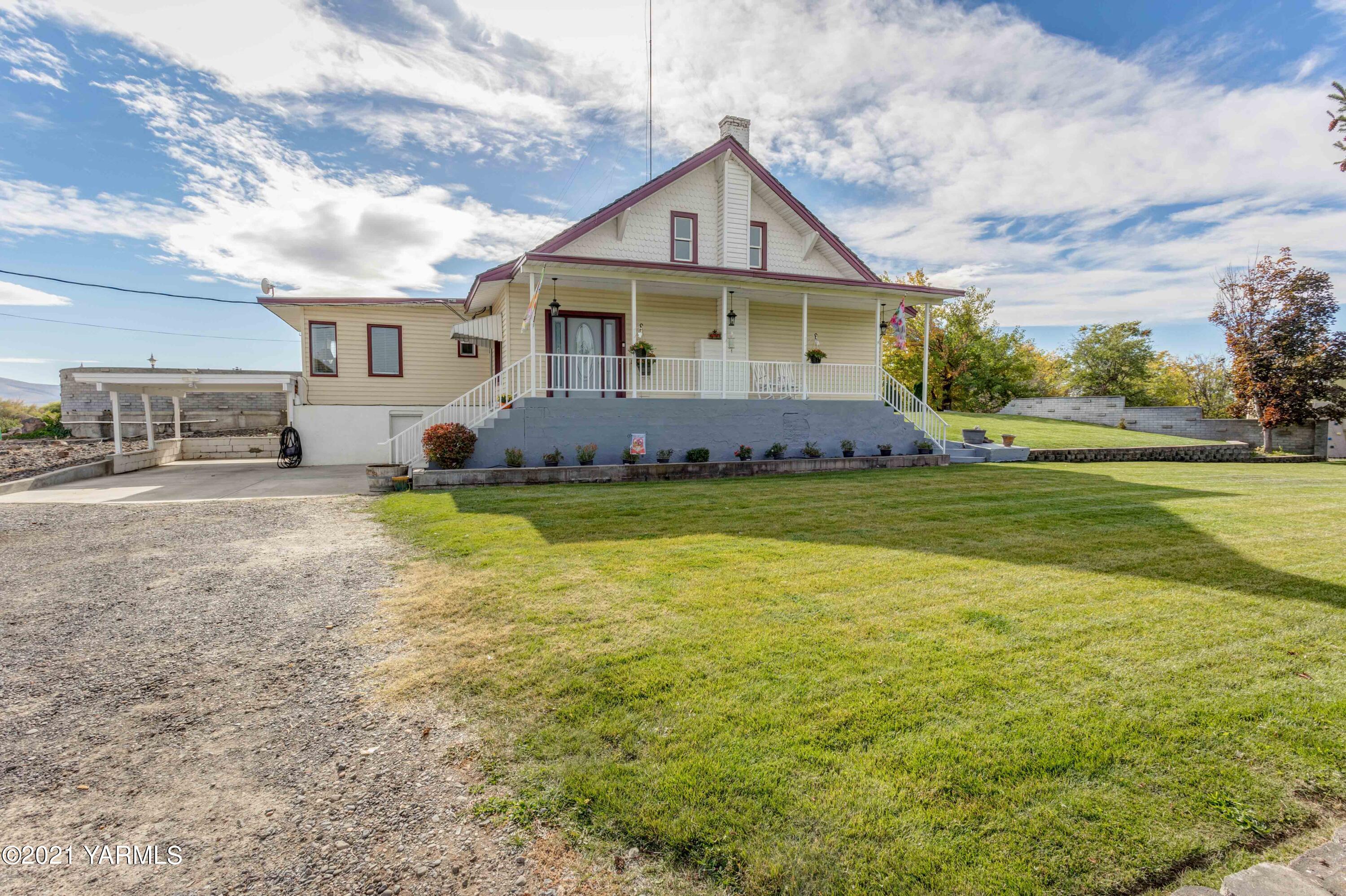 570 Chase Road Grandview, WA 98930 - Photo 2 of 42 a front view of a house with a yard