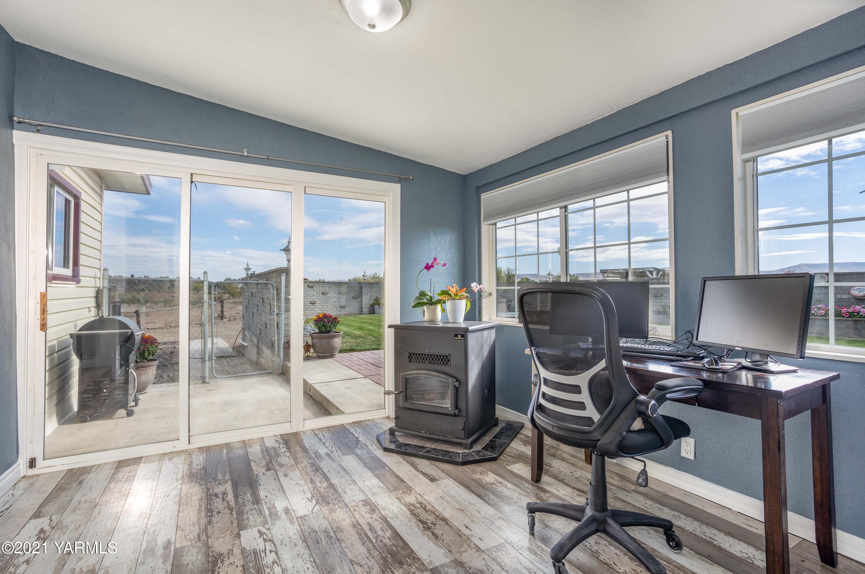 570 Chase Road Grandview, WA 98930 - Photo 14 of 42 a workspace with furniture hardwood and a window