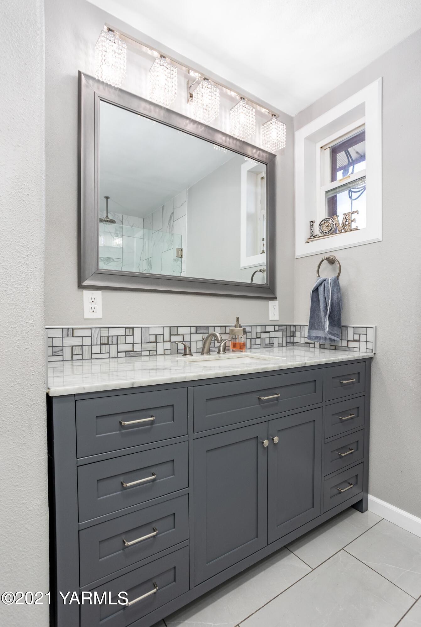 570 Chase Road Grandview, WA 98930 - Photo 19 of 42 a bathroom with a granite countertop sink vanity and mirror