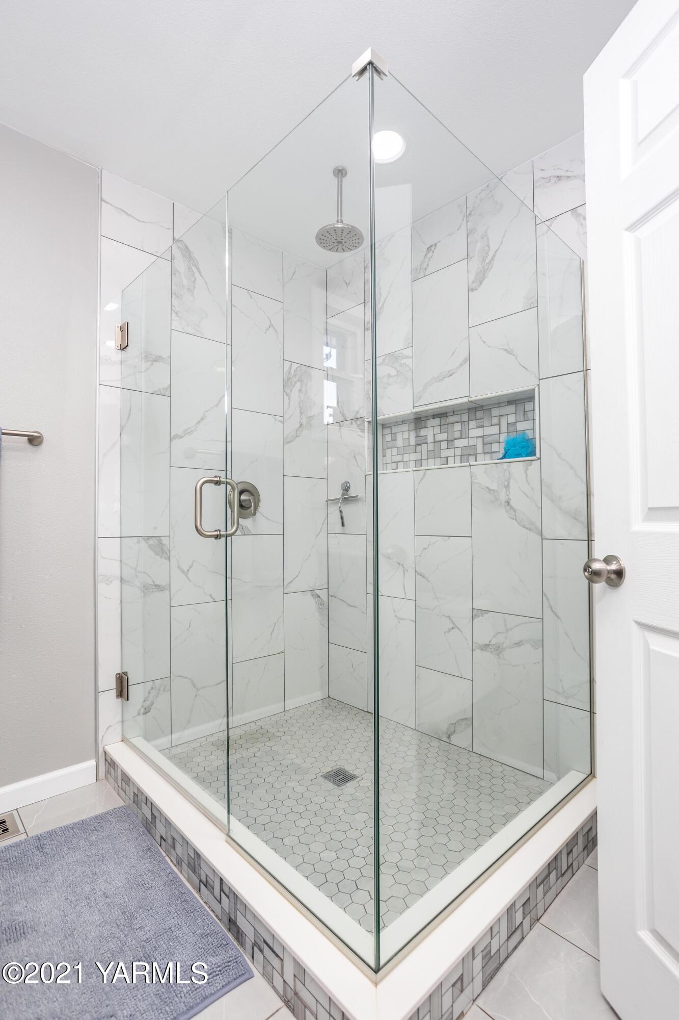 570 Chase Road Grandview, WA 98930 - Photo 20 of 42 a bathroom with a shower