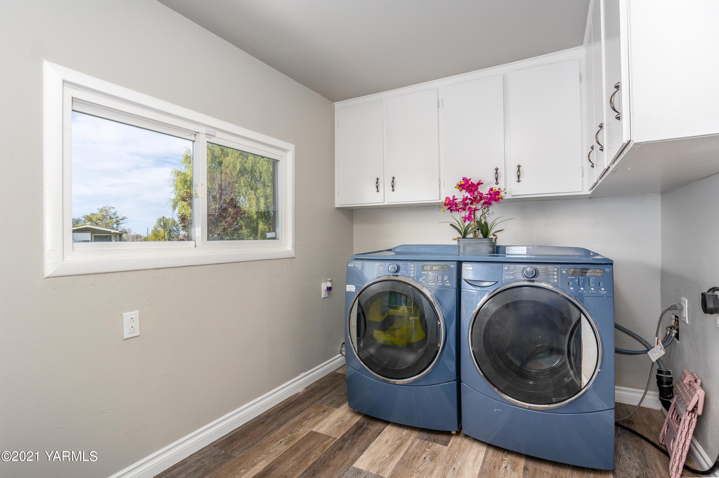 570 Chase Road Grandview, WA 98930 - Photo 21 of 42 a view of entryway with washer and dryer