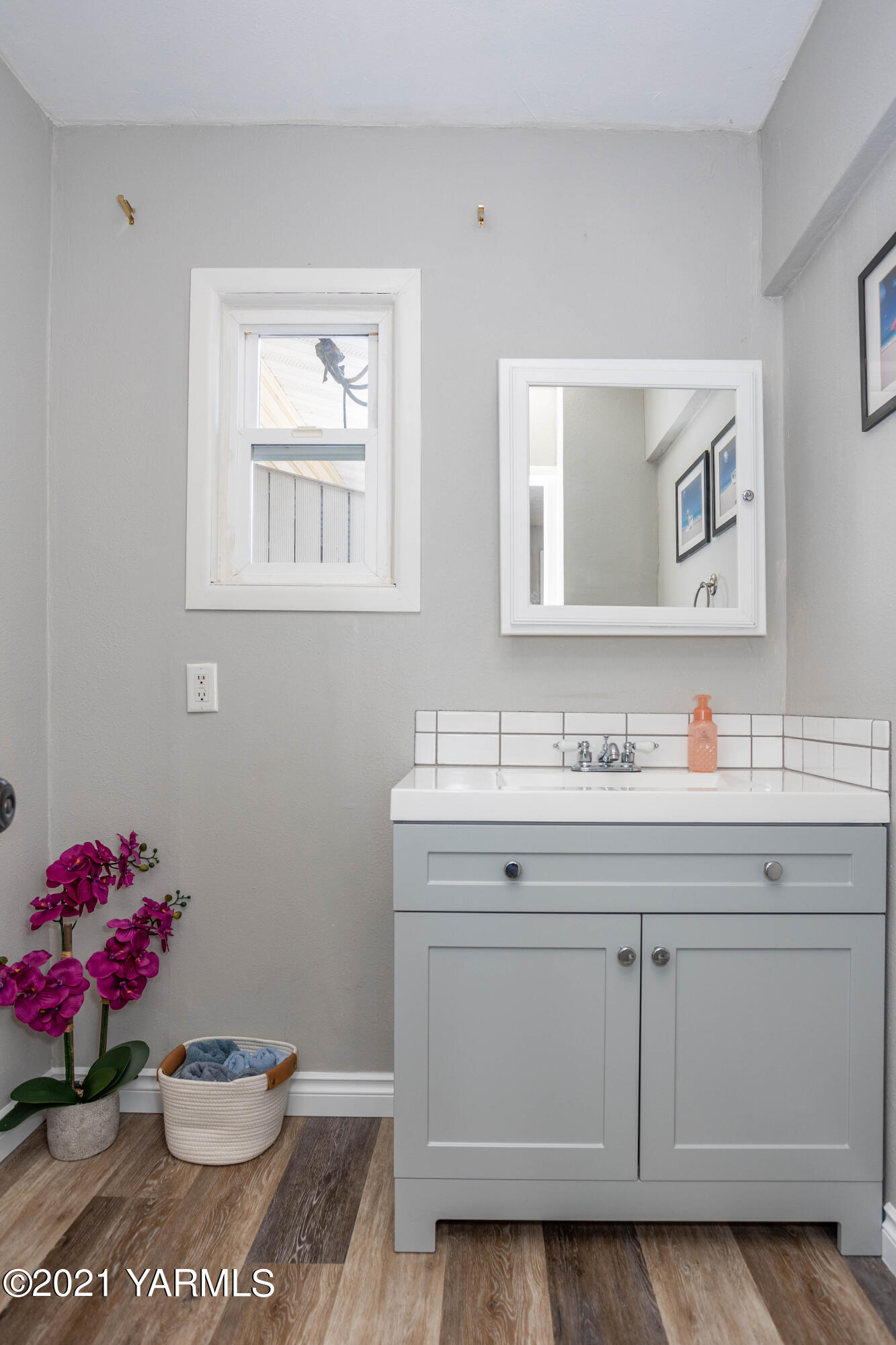 570 Chase Road Grandview, WA 98930 - Photo 22 of 42 a bathroom with a sink mirror and vanity