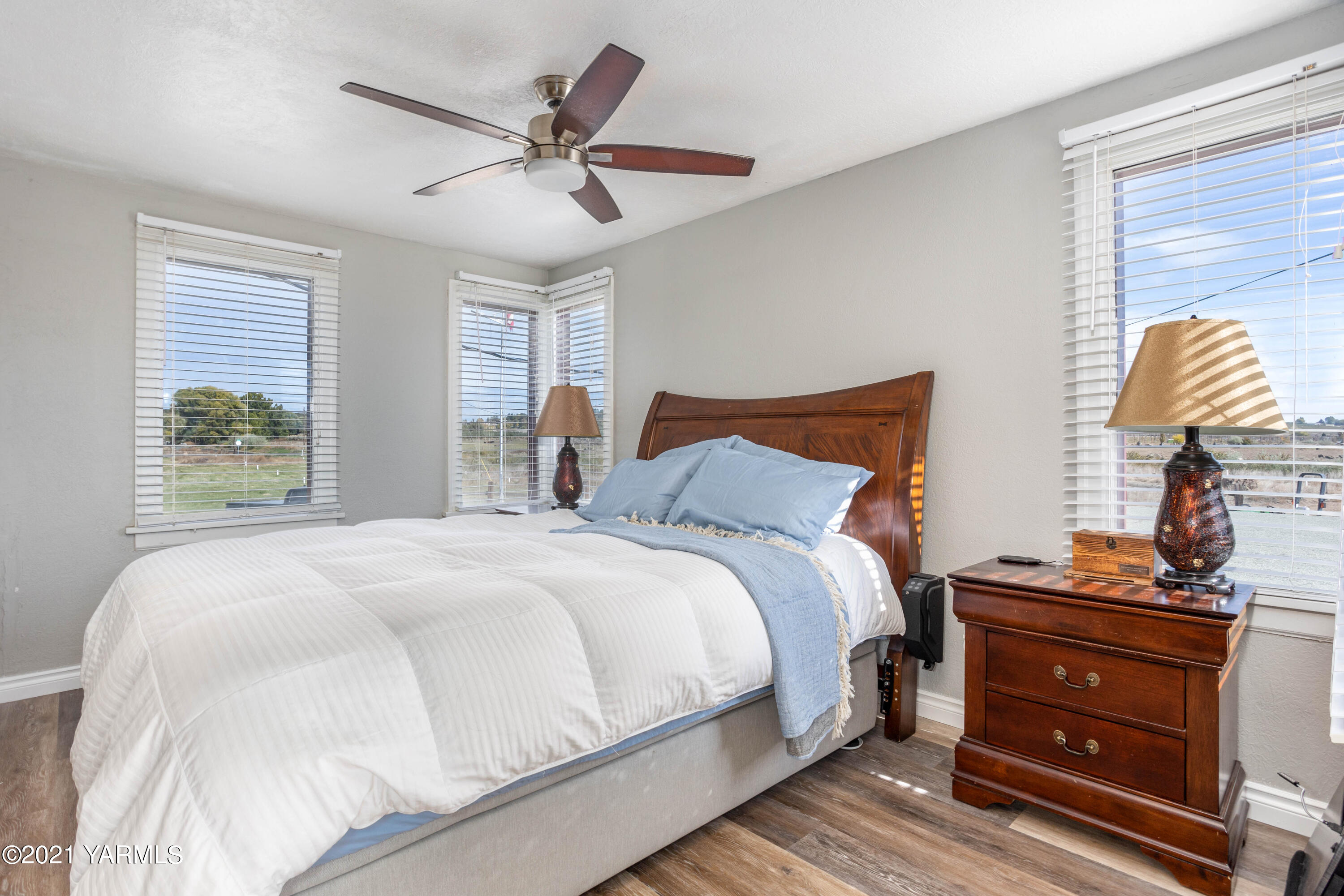 570 Chase Road Grandview, WA 98930 - Photo 23 of 42 a bedroom with a bed and a lamp