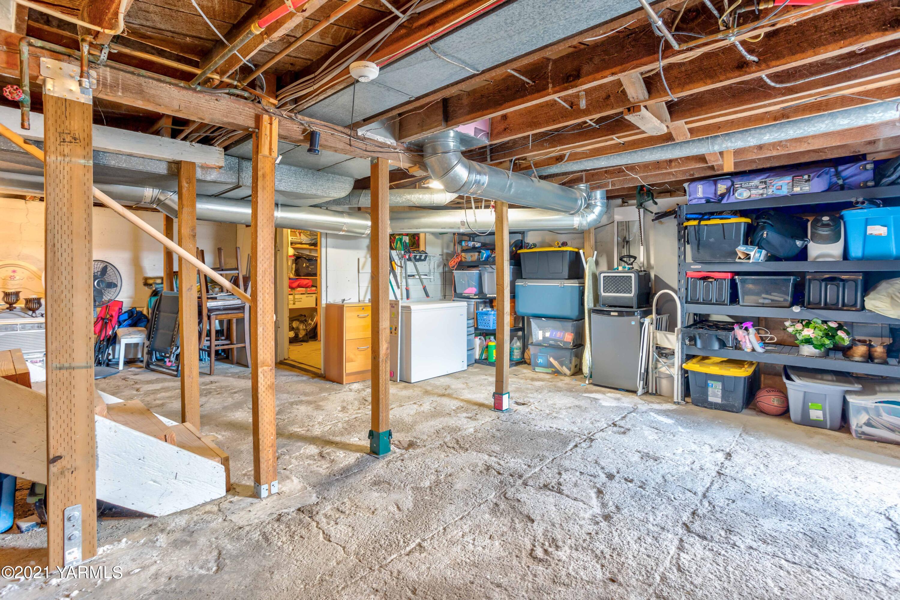 570 Chase Road Grandview, WA 98930 - Photo 28 of 42 a view of a garage