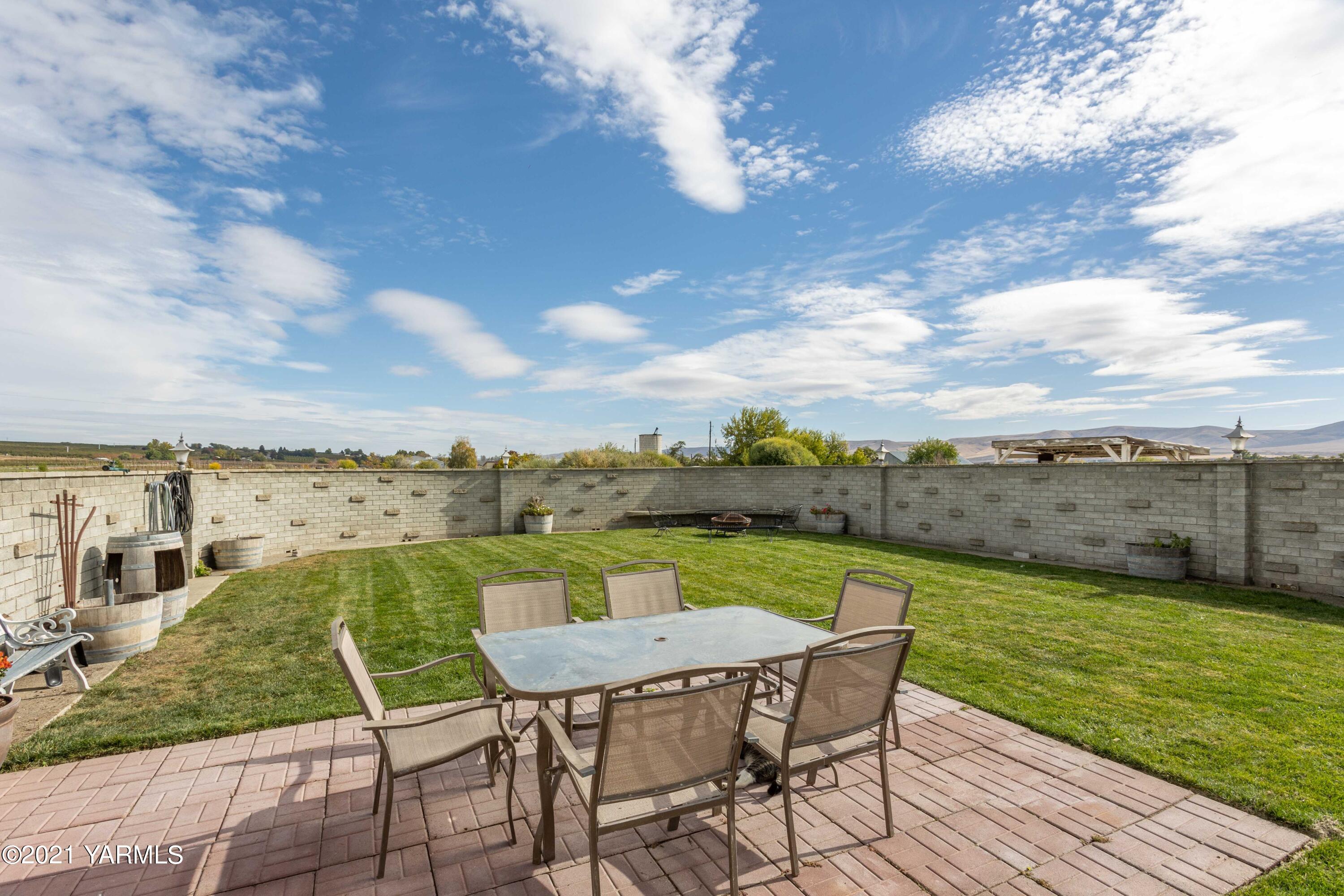 570 Chase Road Grandview, WA 98930 - Photo 29 of 42 a view of a terrace with furniture
