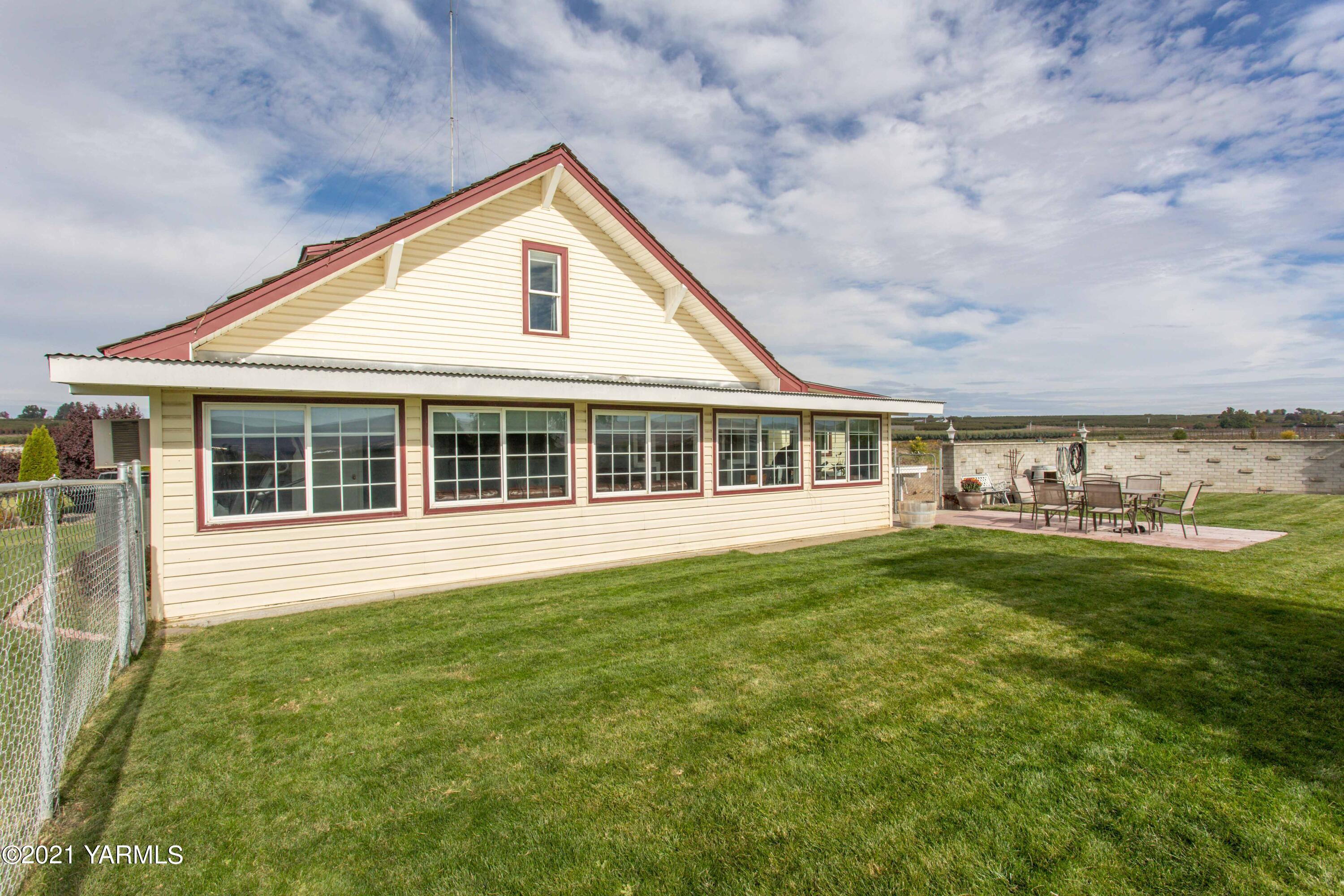 570 Chase Road Grandview, WA 98930 - Photo 32 of 42 a view of a house with a yard