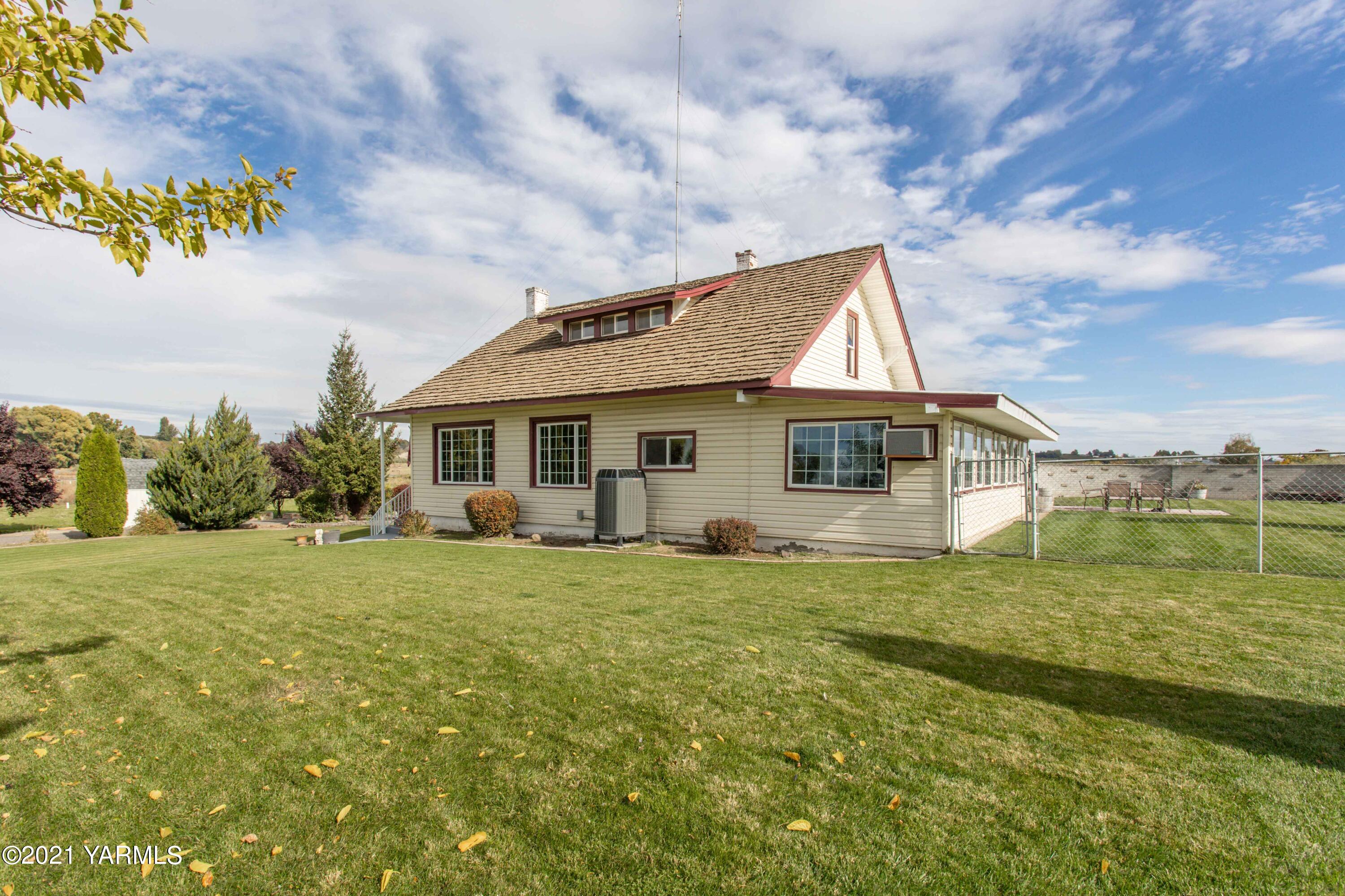 570 Chase Road Grandview, WA 98930 - Photo 36 of 42 a front view of a house with garden