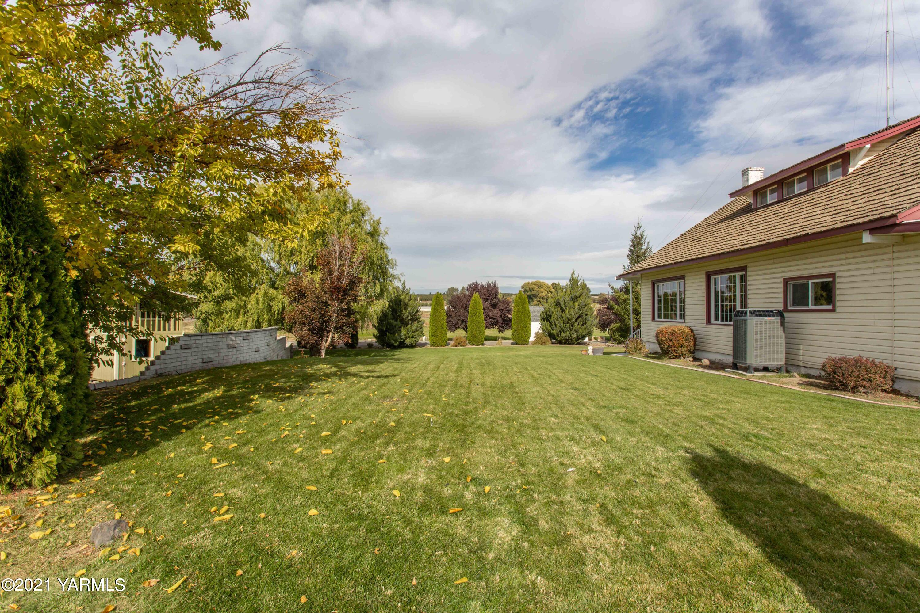 570 Chase Road Grandview, WA 98930 - Photo 37 of 42 a view of a house with a yard