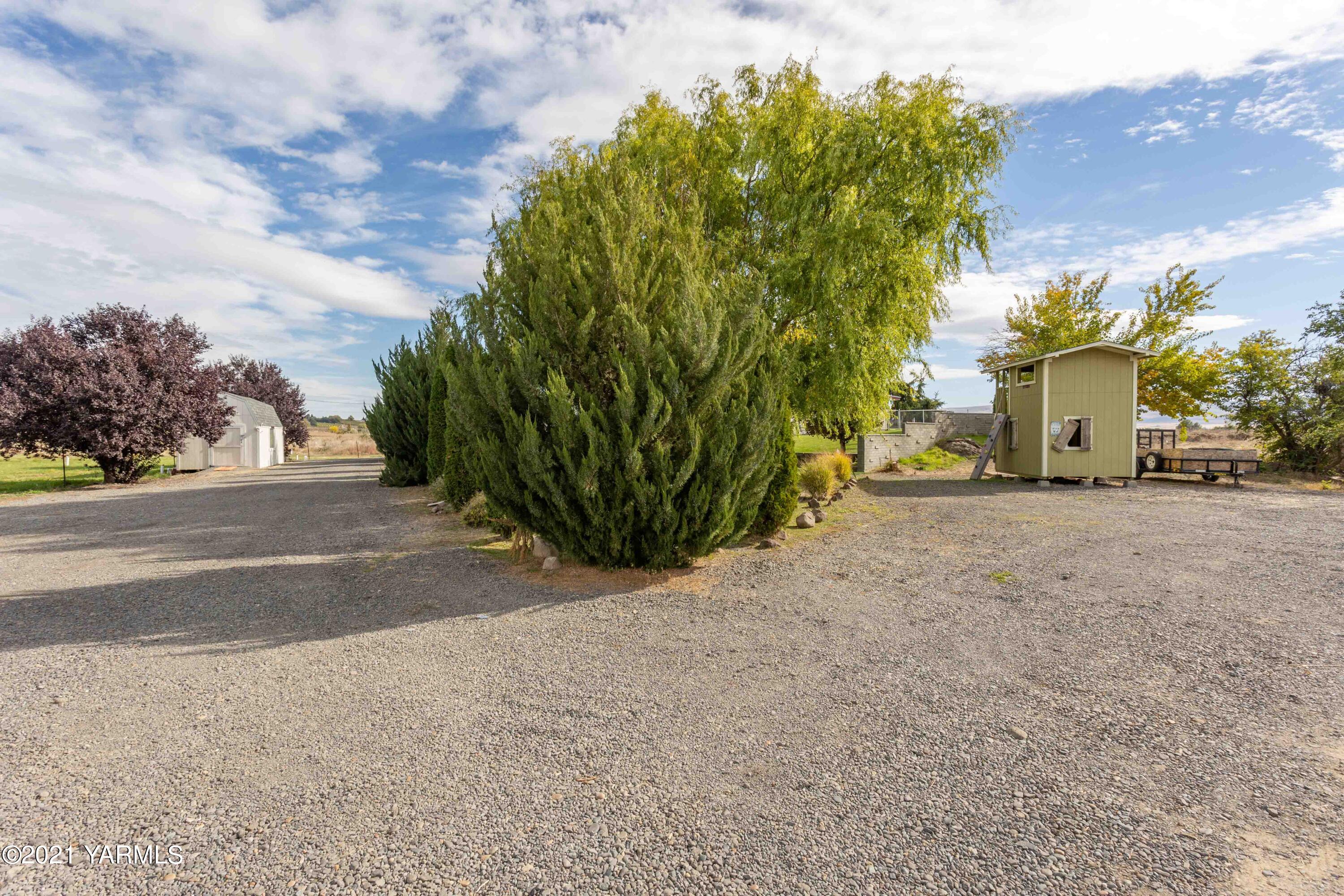570 Chase Road Grandview, WA 98930 - Photo 39 of 42 a view of a street with a building