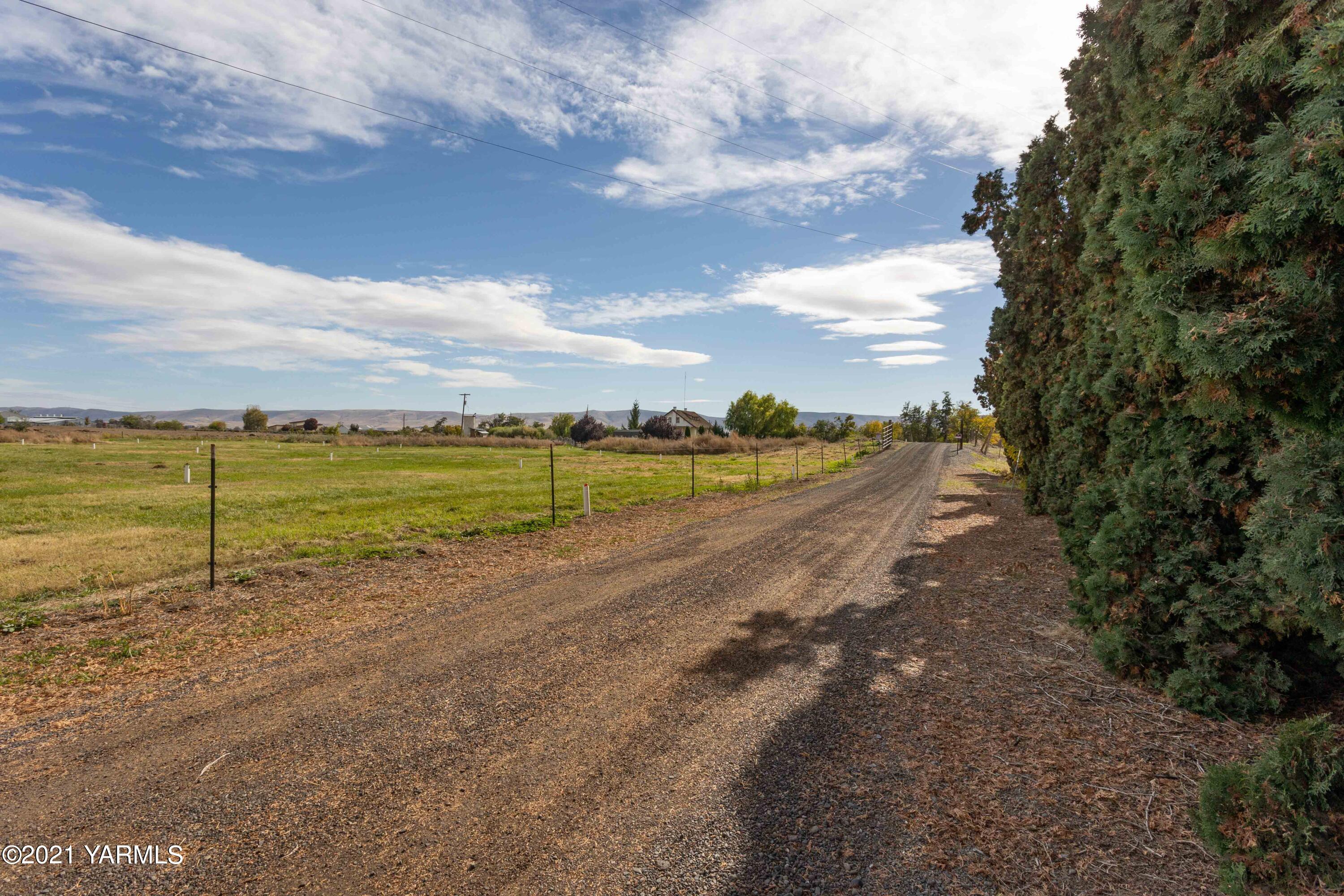 570 Chase Road Grandview, WA 98930 - Photo 41 of 42 a view of a lake with a big yard