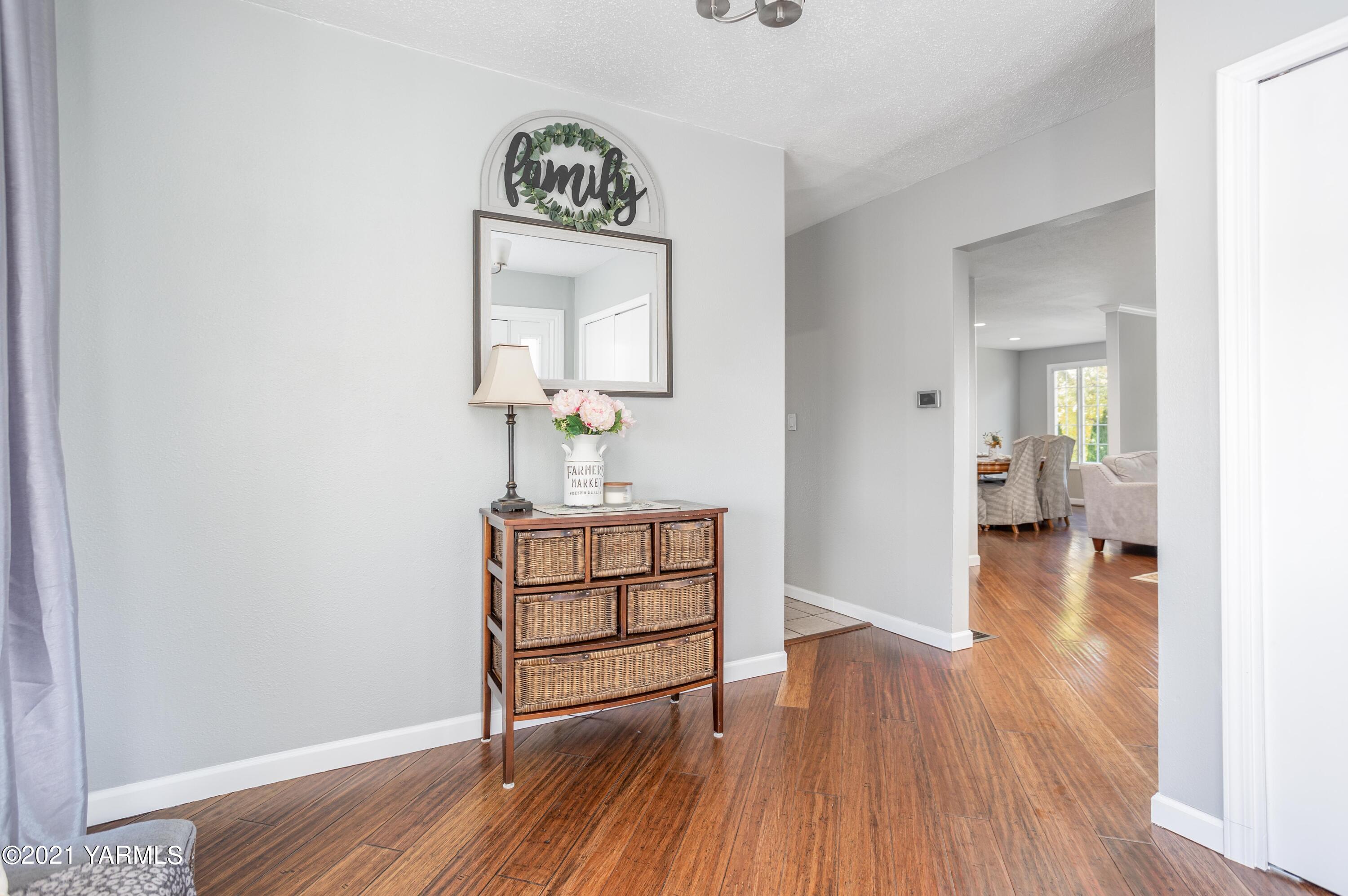 570 Chase Road Grandview, WA 98930 - Photo 8 of 42 a view of hallway with wooden floor