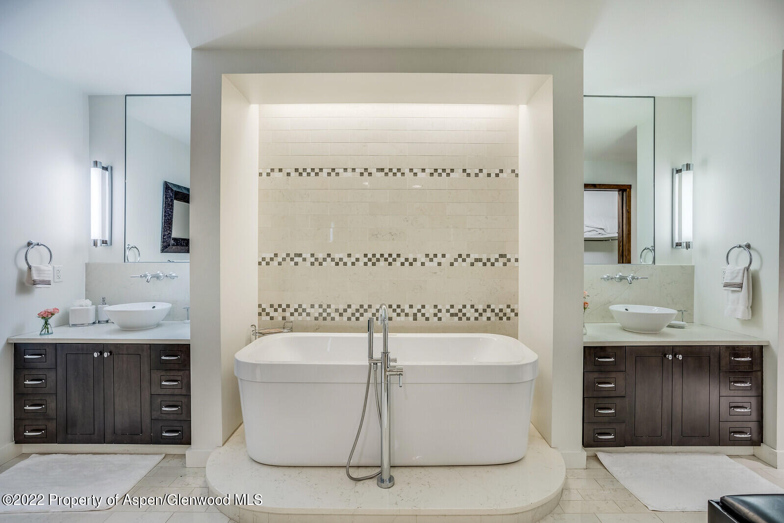 405 South Monarch Street, Unit 209 Aspen, CO 81611 - Photo 14 of 33 a bathroom with a tub a sink and a mirror