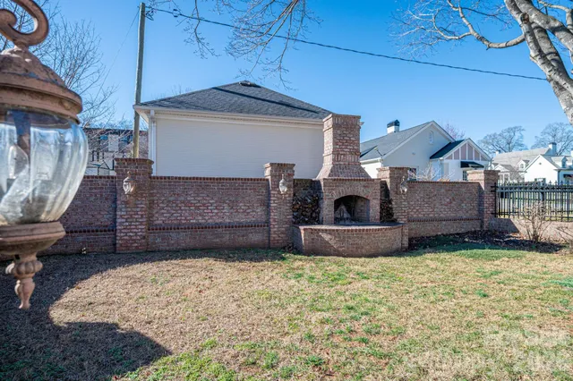 a view of a house with backyard