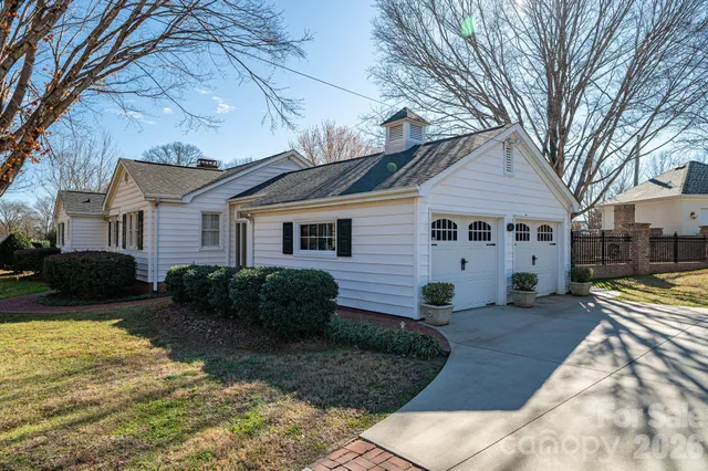 a view of a yard in front of a house