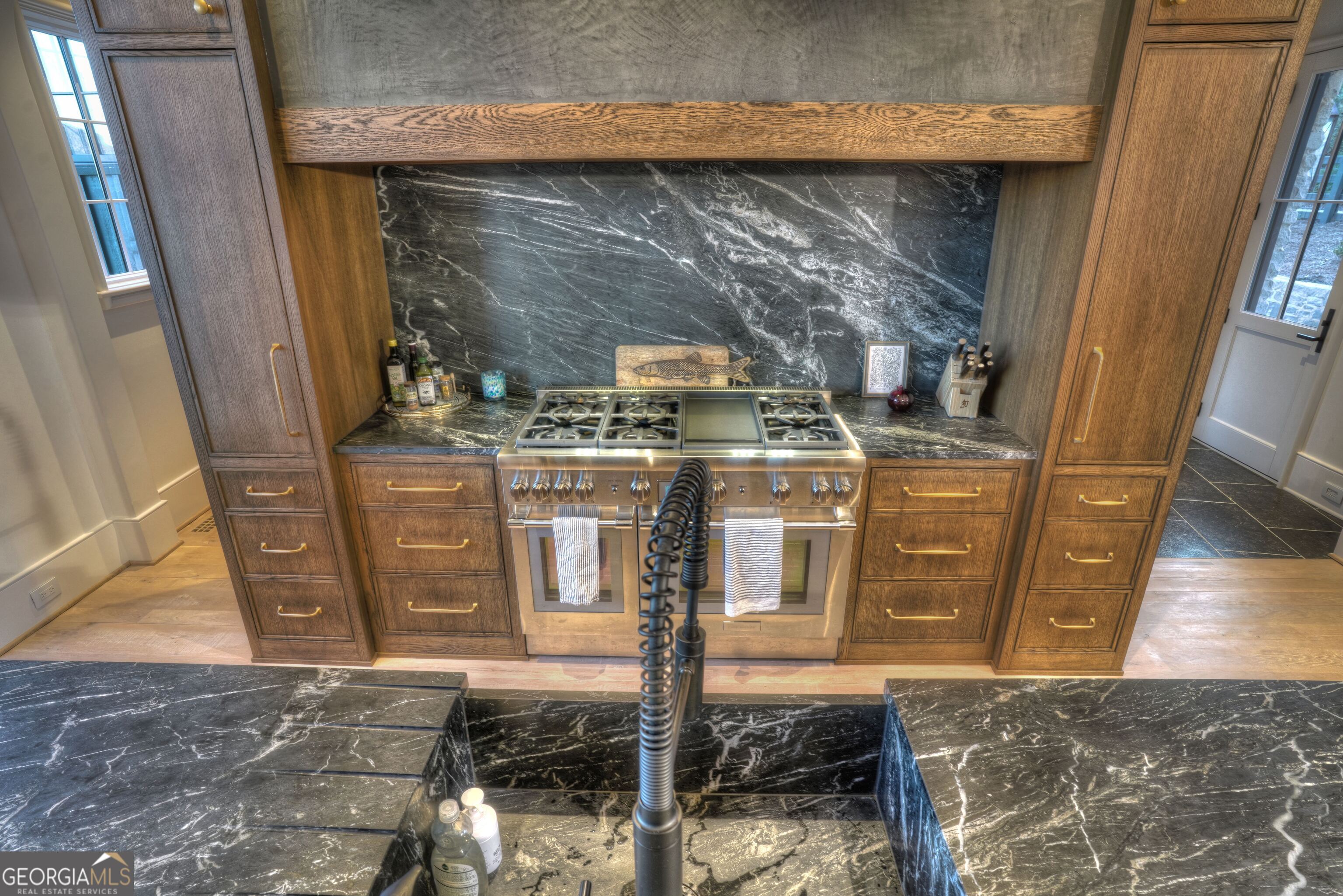 814 Summit Ridge Drive Clarkesville, GA 30523 - Photo 35 of 85 a stove top oven sitting inside of a kitchen
