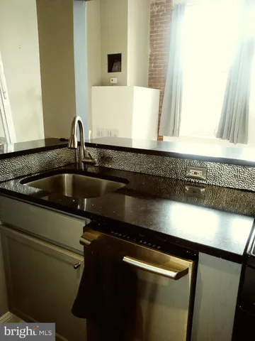 $1,300 | 1010 Race Street, Unit 8M, Philadelphia, PA 19107