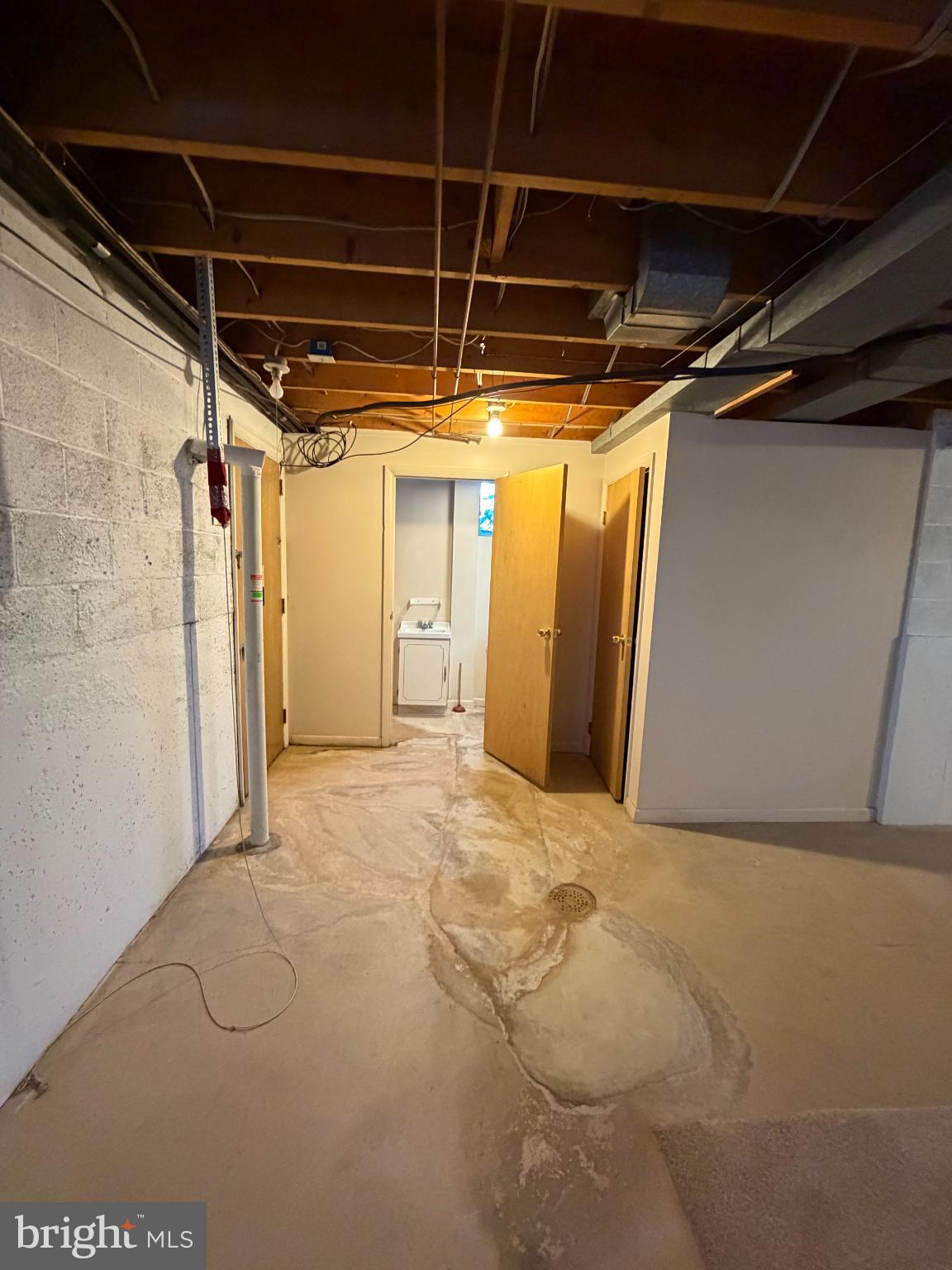 118 Gretchen Drive Reading, PA 19607 - Photo 28 of 33 Spacious basement with potential for transforma...