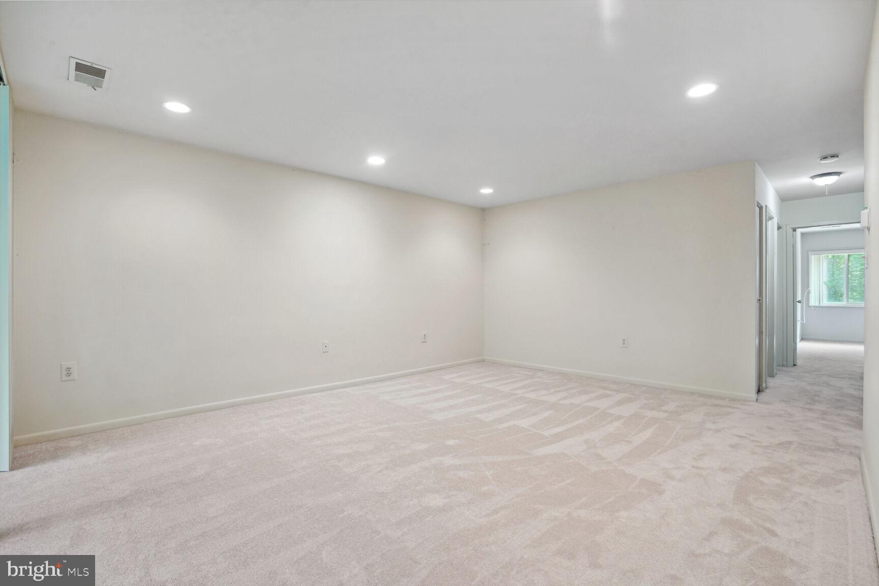 1546 Northgate Square, Unit 154622B Reston, VA 20190 - Photo 3 of 25 NEW CARPET!