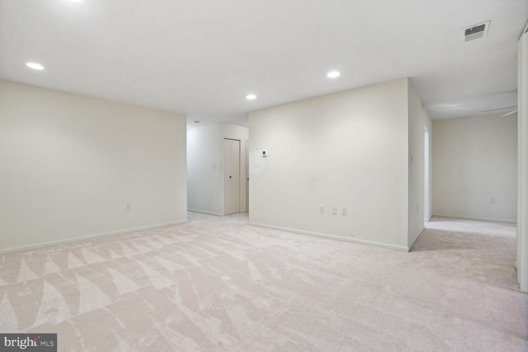1546 Northgate Square, Unit 154622B Reston, VA 20190 - Photo 4 of 25 Spacious living room!