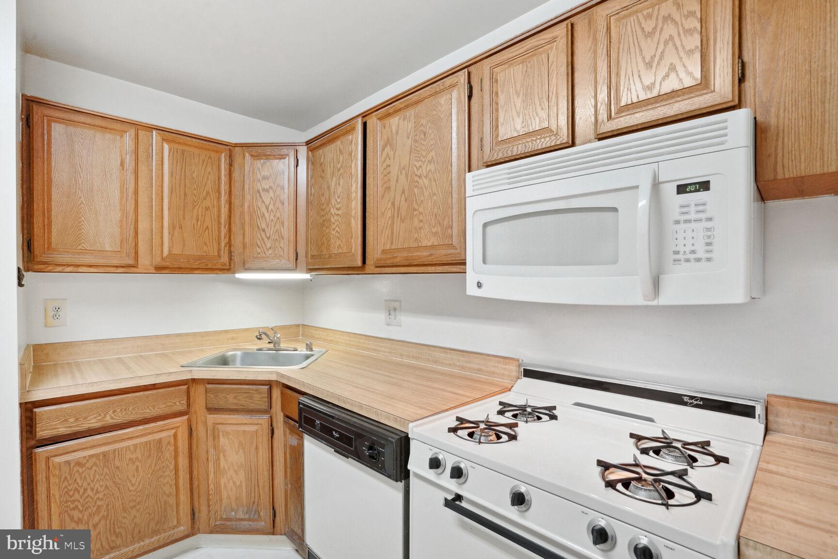 1546 Northgate Square, Unit 154622B Reston, VA 20190 - Photo 7 of 25 Spacious kitchen with gas stove