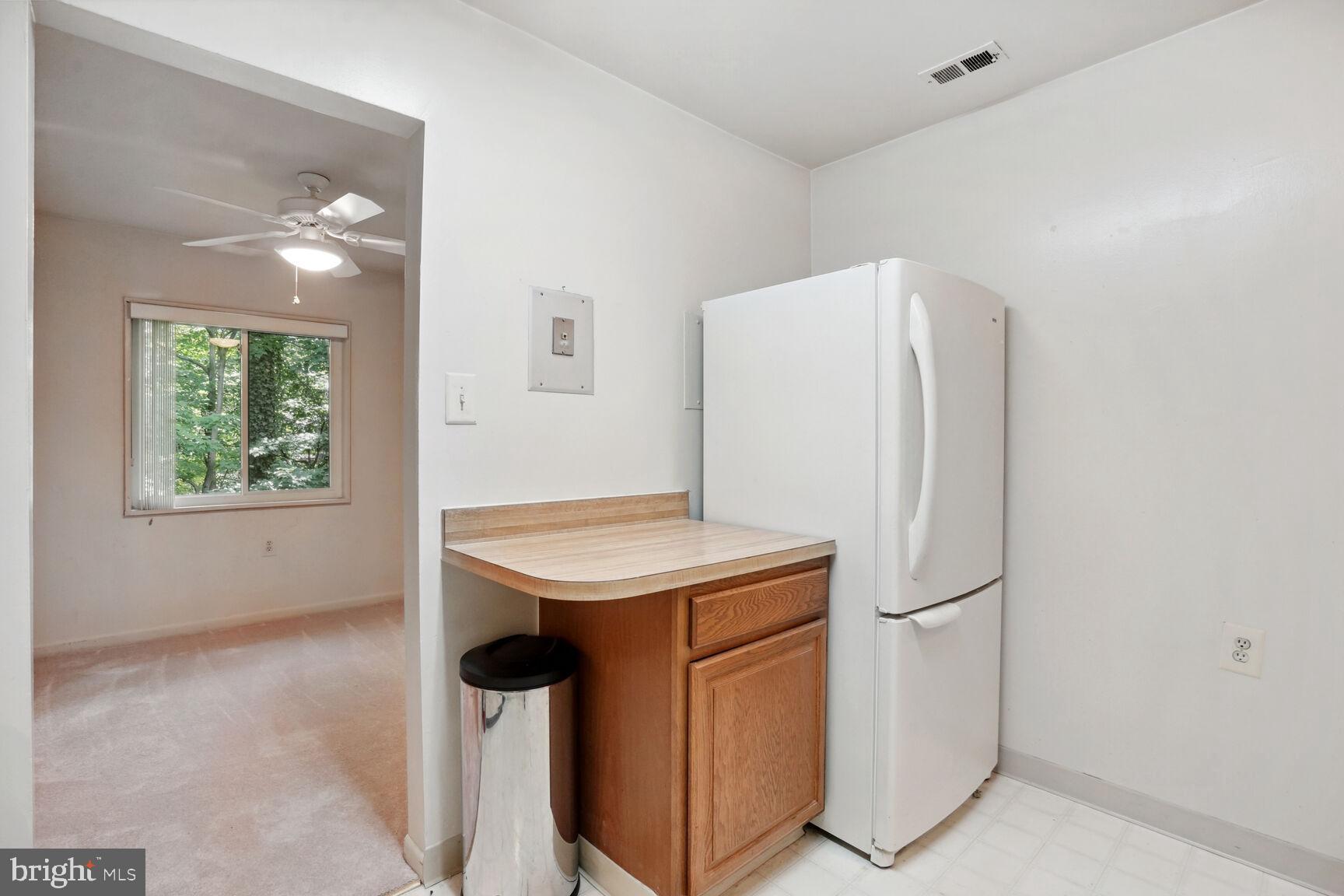 1546 Northgate Square, Unit 154622B Reston, VA 20190 - Photo 9 of 25 Kitchen connects to Dining area