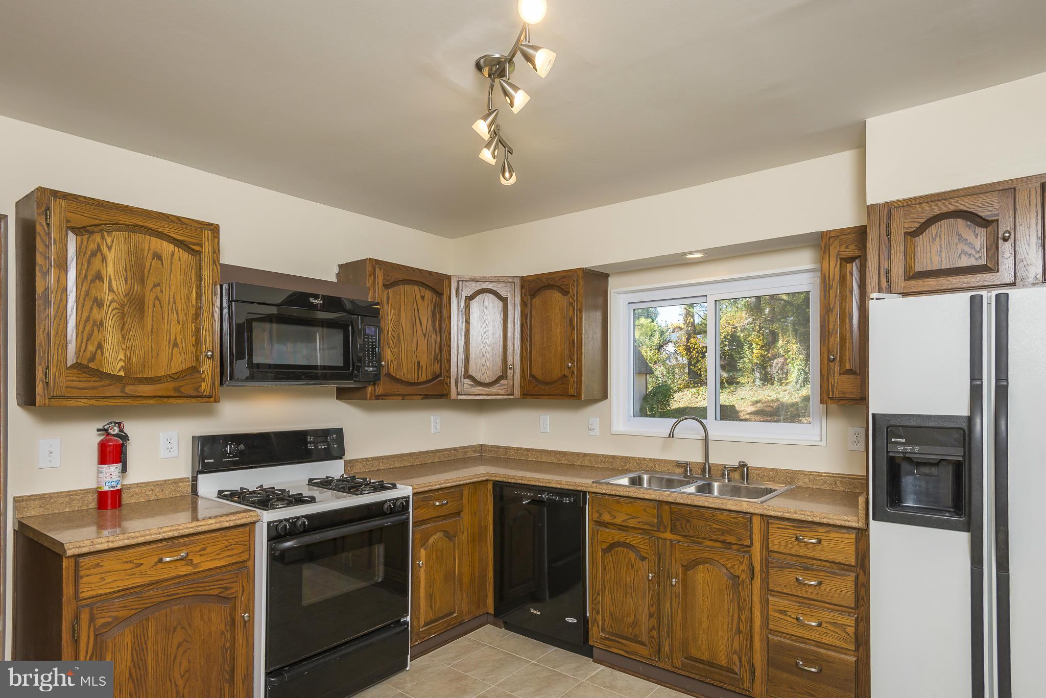 604 Shirley Manor Road Reisterstown, MD 21136 - Photo 8 of 27 Kitchen with built-in microwave
