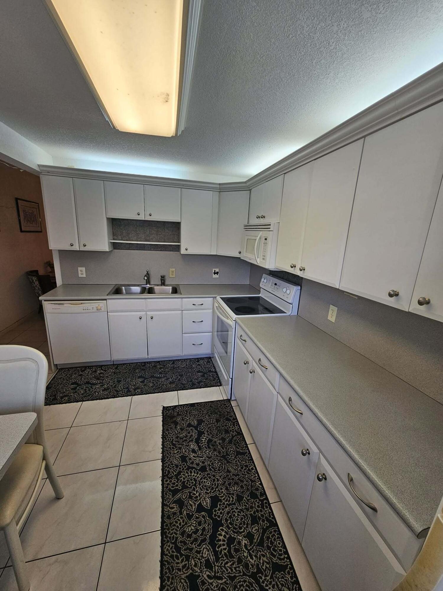 1039 Newcastle A Boca Raton, FL 33434 - Photo 5 of 40 18