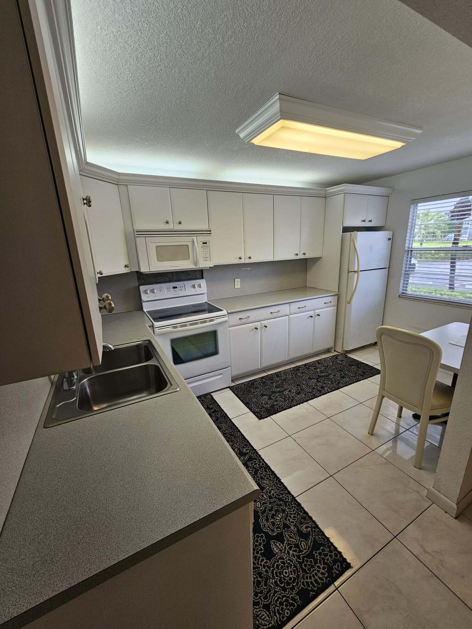 1039 Newcastle A Boca Raton, FL 33434 - Photo 7 of 40 16