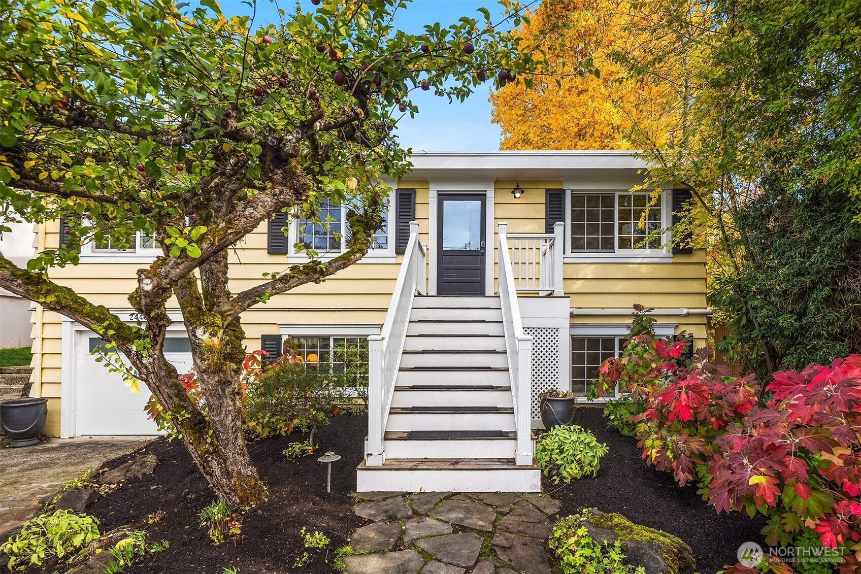 a view of a house with a yard