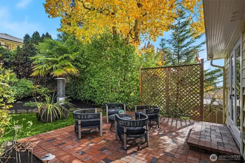 a wooden bench sitting in front of a building