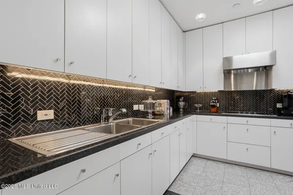 $715,000 | 1200 Meadowbrook Road, Unit 19, Jackson, MS 39206