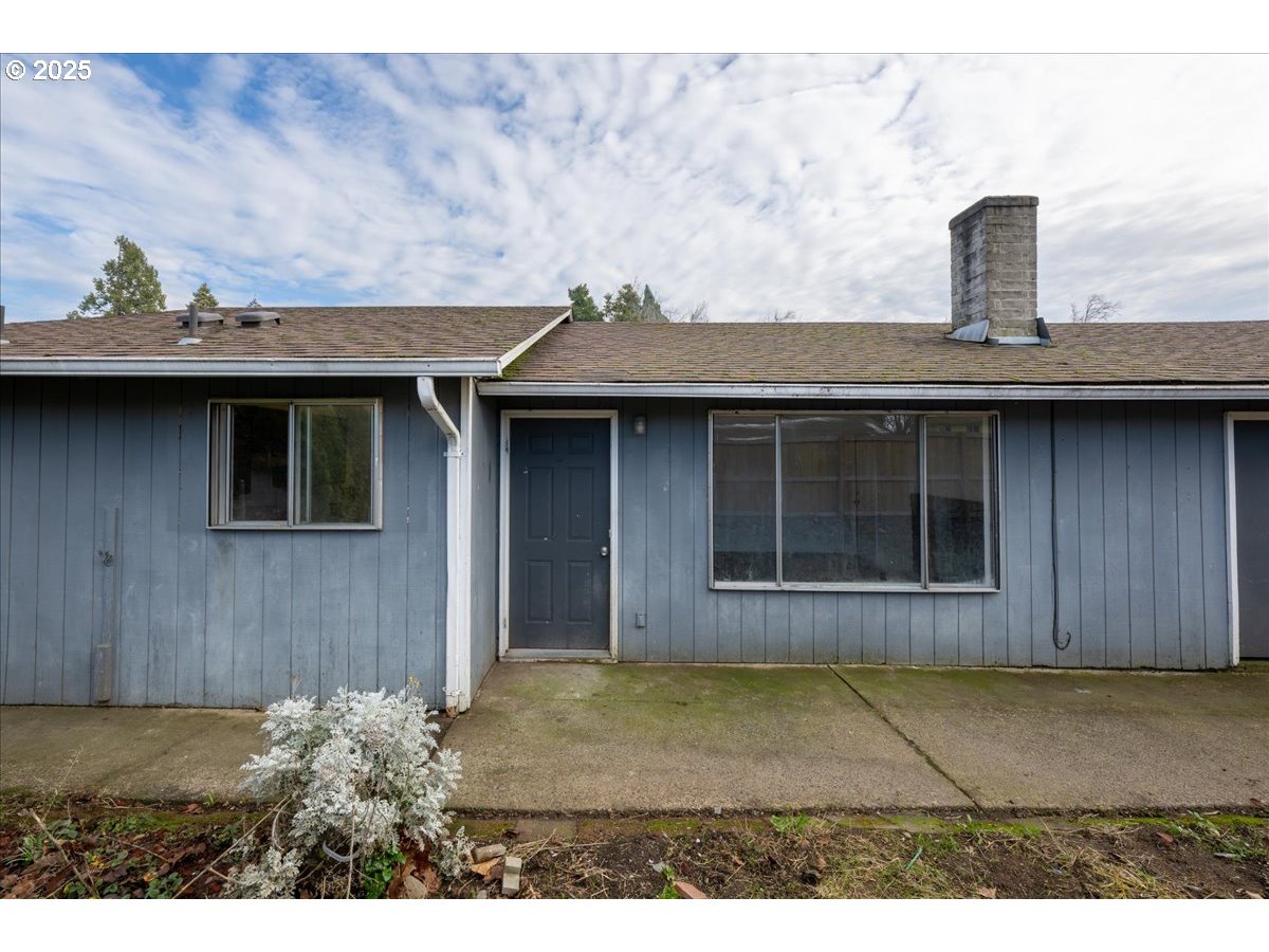 646 West Quinalt Street Springfield, OR 97477 - Photo 1 of 29 a front view of a house with a garden