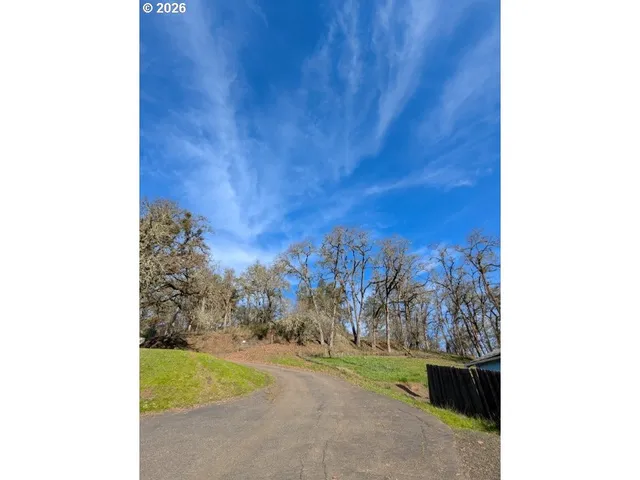 $129,000 | 1596 Southeast Douglas Avenue, Roseburg, OR 97470