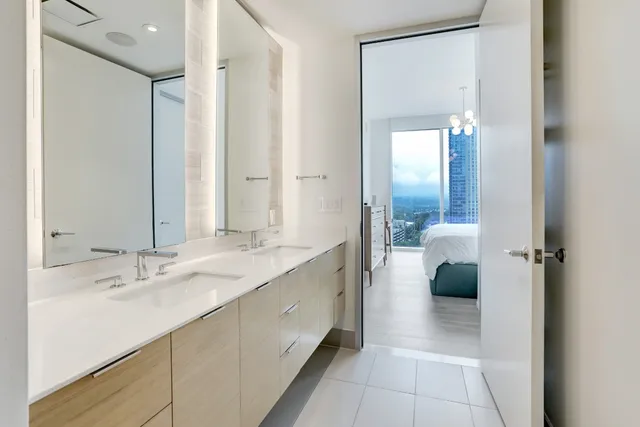 a en suite bathroom with a double vanity sink and mirror