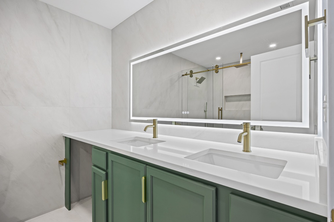 1712 Hillcrest Lane Austin, TX 78721 - Photo 11 of 25 a bathroom with a sink and a mirror