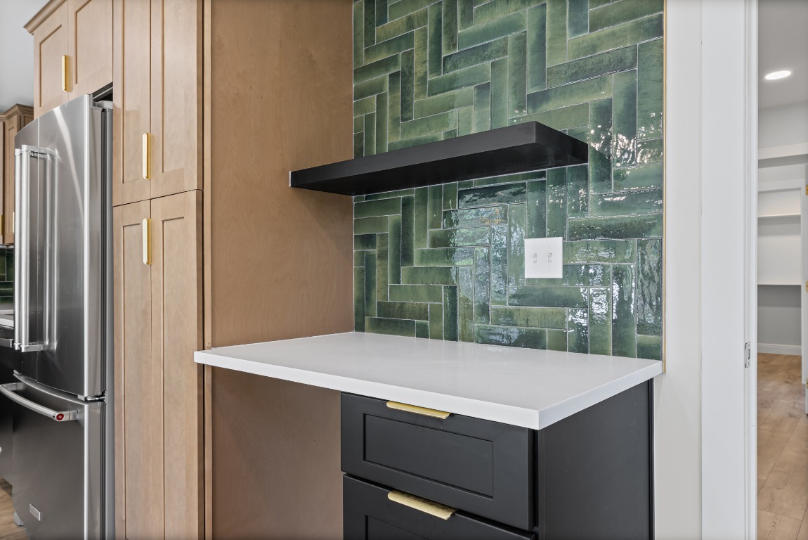 1712 Hillcrest Lane Austin, TX 78721 - Photo 5 of 25 a view of entryway with a table and chairs